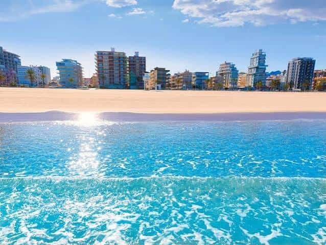 Vista panorámica de la Playa de Gandia con edificios costeros al fondo