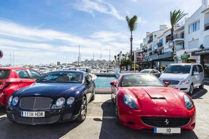 Vista del puerto deportivo de Puerto Banús con superdeportivos y yates al fondo