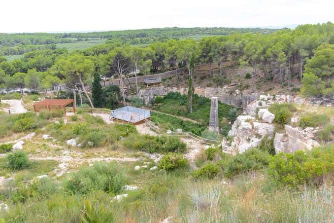 Amplia vista aérea de la cantera romana mostrando senderos, zonas de descanso y el entorno natural de Tarragona