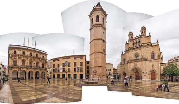 Vista panorámica de la Plaza Mayor con la Torre de la Catedral y el Ayuntamiento