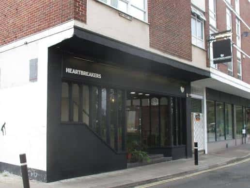 Fachada exterior del local Heartbreakers en Southampton durante el día