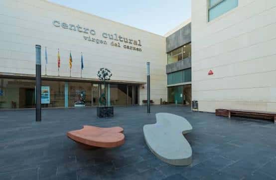 Plaza exterior del Centro Cultural con esculturas modernas y banderas