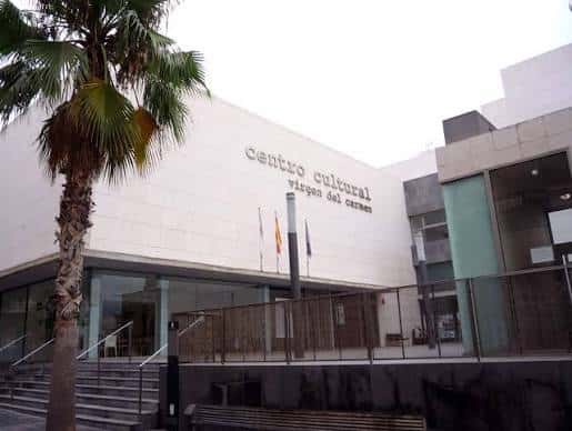 Fachada principal del edificio con palmeras y entrada accesible