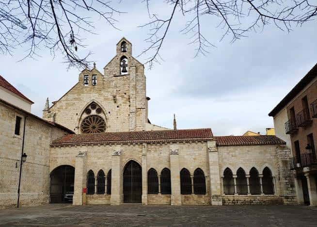 Fachada principal de la Iglesia de San Francisco con su rosetón gótico y pórtico de arcos