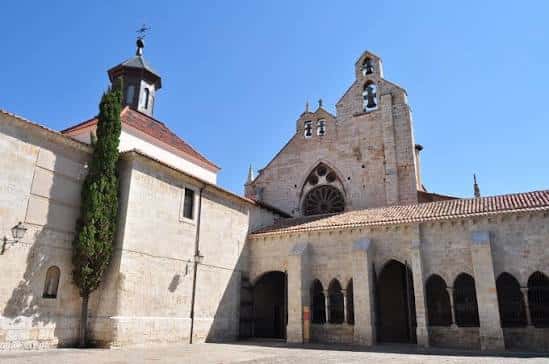 Vista exterior de la Iglesia de San Francisco en Palencia bajo un cielo azul despejado