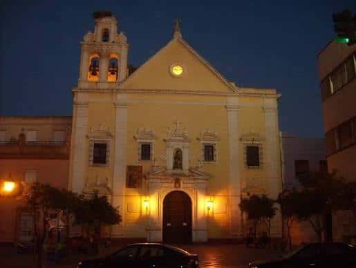 Fachada iluminada de la Iglesia del Carmen al atardecer