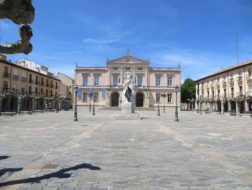 Vista frontal de la Plaza Mayor con el edificio del Ayuntamiento y la estatua central