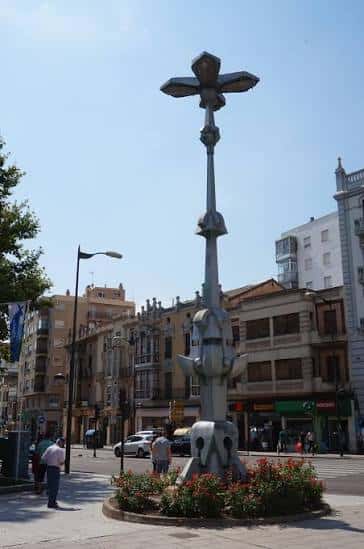 Vista general de la Plaza de la Marina con el monumento a la cruz de la victoria