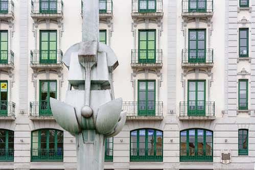 Detalle del monumento central en la plaza frente a la fachada del edificio