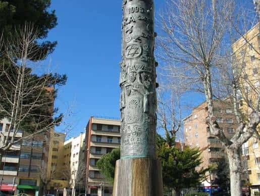 Vista cenital del monumento con inscripciones y detalles escultóricos