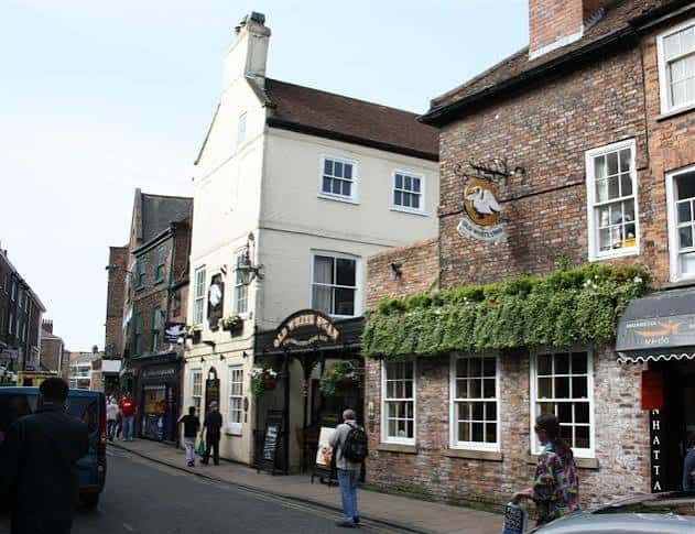 Vista exterior del Old White Swan en York mostrando su fachada histórica y ambiente urbano