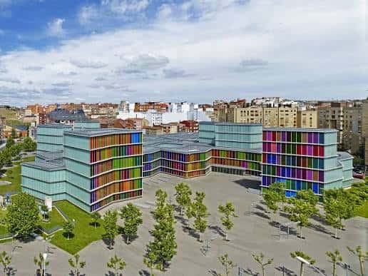 Vista aérea del MUSAC mostrando su arquitectura moderna y fachada colorista