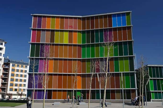Detalle de la fachada lateral del MUSAC con diseño de colores vibrantes bajo cielo azul