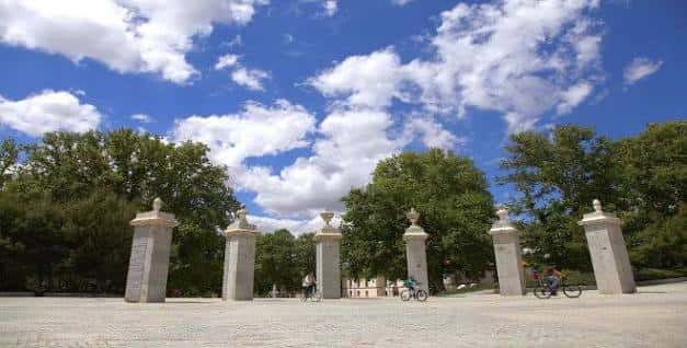Vista panorámica de la explanada con columnas monumentales y cielo azul