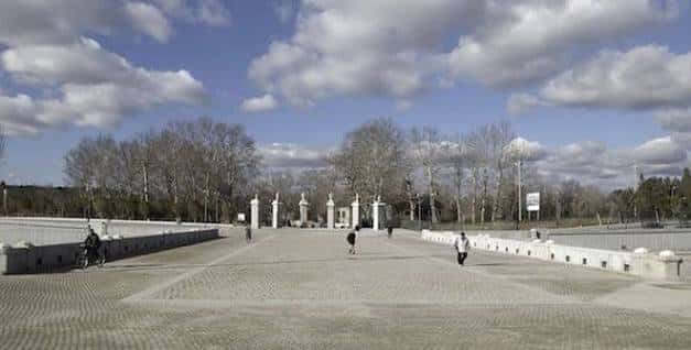 Explanada del Puente del Rey en invierno con árboles sin hojas