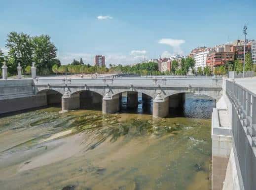 Puente del Rey sobre el río Manzanares con arcos de piedra