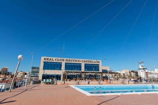 Vista frontal del Real Club Náutico de Castellón con piscina y cielo despejado