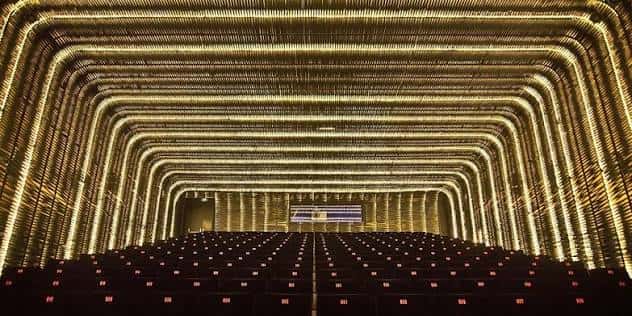 Vista panorámica del auditorio principal con iluminación cálida y diseño arquitectónico único
