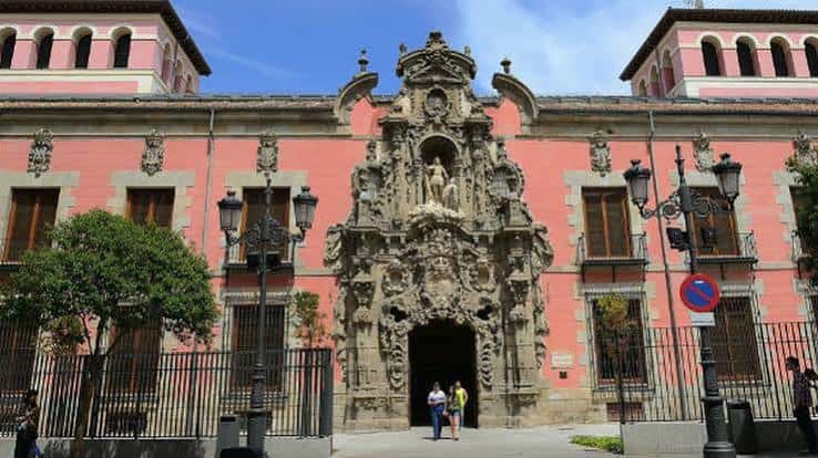 Fachada principal del Museo de Historia de Madrid con su ornamentación barroca