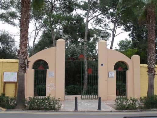 Entrada principal del parque con portada de estilo mediterráneo