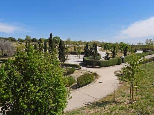 Vista panorámica del Parque Este de Valdebernardo con senderos y zonas ajardinadas