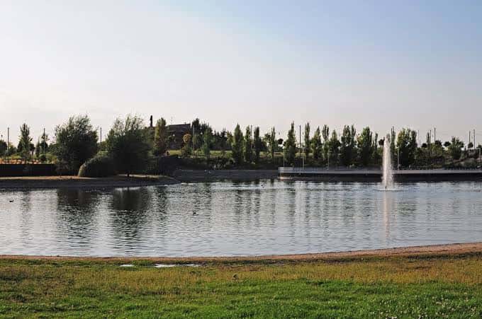 Lago con fuente y zona verde en el Parque Este de Valdebernardo