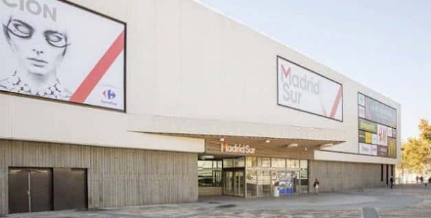 Fachada del Centro Comercial Madrid Sur con el logo de la marca y un cartel publicitario