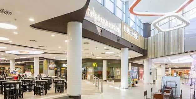 Interior del Centro Comercial Madrid Sur mostrando una zona de restauración con mesas y sillas