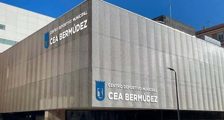 Fachada exterior del Centro Deportivo Municipal Cea Bermúdez con el nombre visible