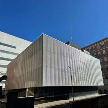 Vista exterior del edificio del centro deportivo bajo un cielo azul despejado
