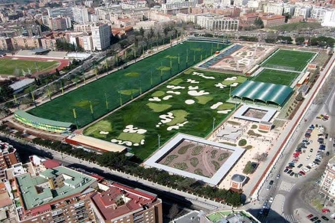 Vista panorámica del complejo deportivo incluyendo campo de golf, pistas y zonas verdes