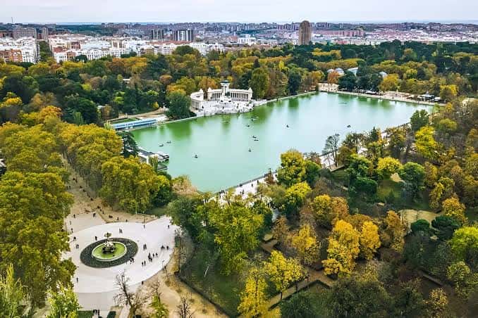 Vista aérea del Parque del Retiro con el lago y la ciudad de Madrid al fondo