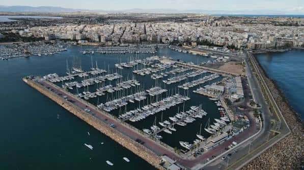 Vista aérea del puerto deportivo de Torrevieja con la ciudad al fondo