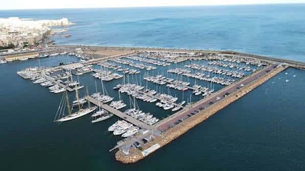 Vista aérea del puerto deportivo de Torrevieja con el mar abierto