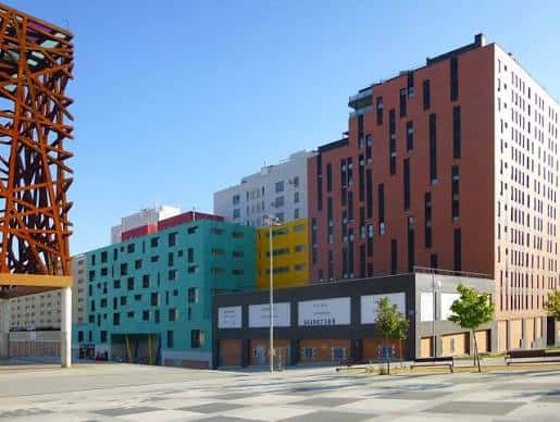 Vista panorámica de la Plaza del Sol con edificios modernos y estructura metálica