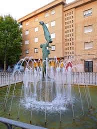 Vista de la Plaza de la Cultura con la fuente y la estatua de la Dama del Agua
