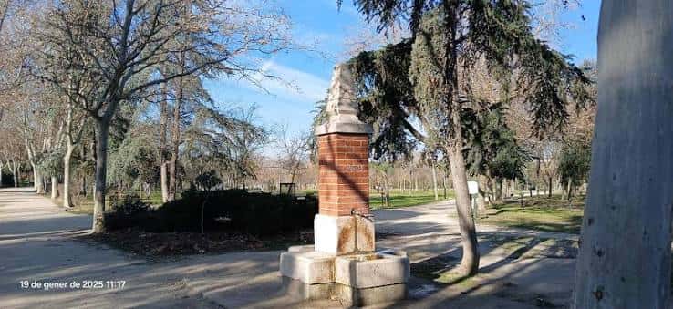 Fuente histórica dentro del parque con senderos y árboles