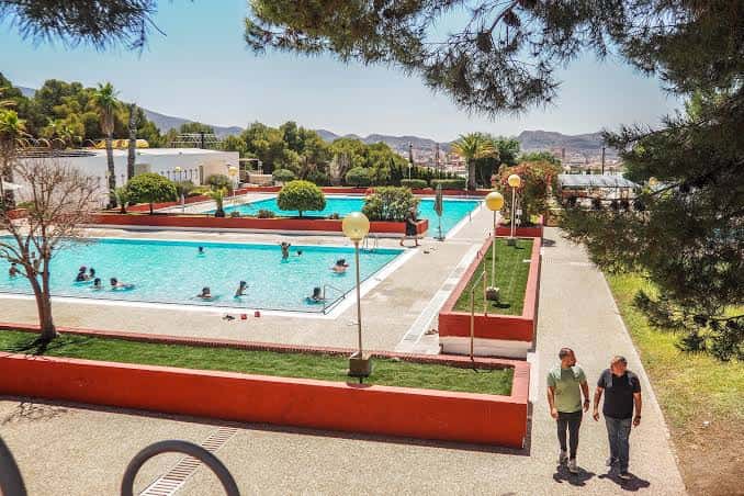 Piscinas del Complejo San Crispín con personas disfrutando del agua y paisaje natural