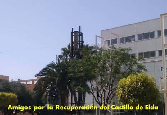 Monumento a la F.I.C.I.A. rodeado de palmeras y vegetación