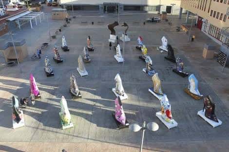 Exposición de esculturas de calzado en la plaza durante el día