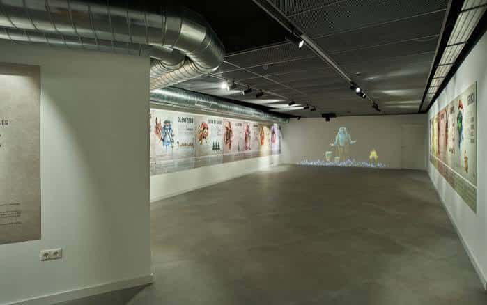Galería de exposiciones con instalaciones artísticas
