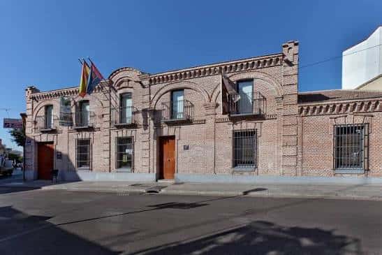 Fachada principal del Museo de la Ciudad de Móstoles con banderas