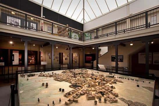 Interior del museo con maqueta histórica de la ciudad