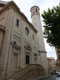 Fachada de la iglesia de la Plaza Ramón y Cajal con campanario