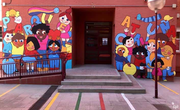 Fachada principal del CEIP Parque de Cataluña con murales coloridos de bienvenida