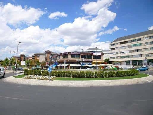 Vista panorámica de la Plaza de la Estación con rotonda y edificios comerciales