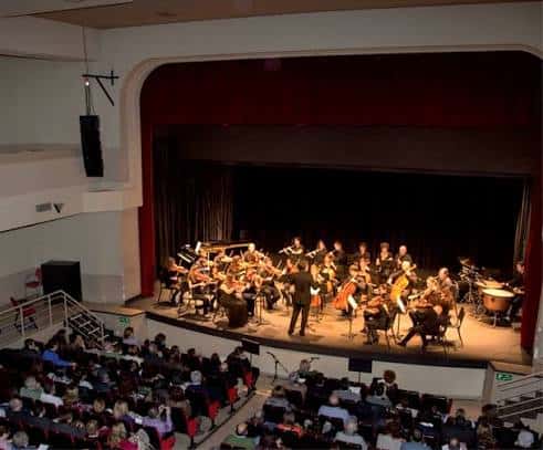 Concierto de banda municipal en el escenario del teatro