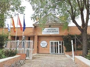 Fachada principal del Centro Juvenil Príncipe de Asturias con banderas y entrada