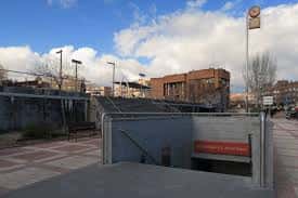 Plaza de Felipe Álvarez Gadea mostrando el acceso al aparcamiento subterráneo y edificios circundantes