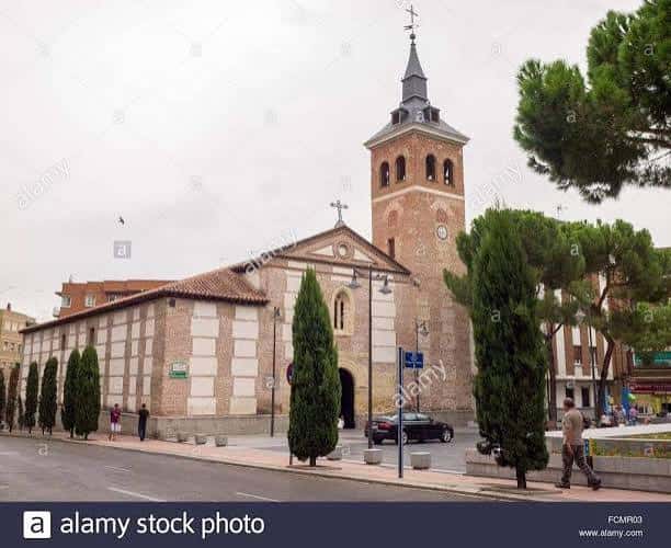 Vista exterior de la Parroquia de San Pedro Apóstol en Alcobendas con su torre y fachada principal